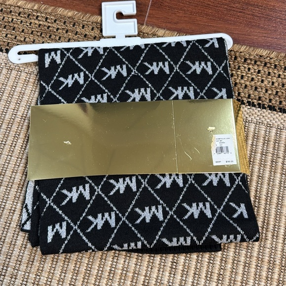 New MICHAEL KORS WOMEN DIAMOND METALLIC MK LOGO SCARF HAT SET BLACK SILVER - Picture 3 of 9